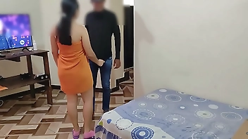 मैं इतना कामुक हूं कि मैं डिलीवरी मांगता हूं और मैं डिलीवरी मैन को चोदता हूं