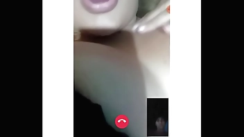 Videollamada hablando con mi comadre mostrándome  su enorme culo y coño