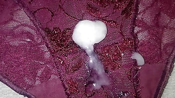 Me masturbé con el calzón usado guindo de encaje de mi mejor amiga