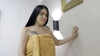 LA TETONA DE MI MADRASTRA ME DICE QUE NO JUEGUE MAS EN EL MOVIL, ME ENSEÑA ACCIDENTALMENTE LAS TETAS, ESTAN TAN RICAS QUE ME LA TUVE QUE FOLLAR