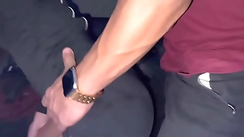 Novinha dança para outro na tabacaria e leva pra transar e corno filma tudo