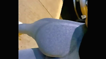 No me aguanto y me follo a la mejor amiga de mi novia en el asiento trasero del auto después de salir del GYM - LA GRABO A ESCONDIDAS AMATAUR REAL MONTANDO EN EL COCHE