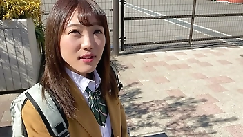 ハメ撮り　おじさんと仲良くSEX。AVを見ていたら発情し、快楽を求める。色白で綺麗なおっぱいがエロい。背徳感が興奮を引き立てる。ゴムなし生ハメ正常位でアクメする。https://bit.ly/33huWX8