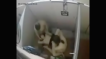 Ragazza Indiana scopata da tre ragazzi in un bagno pubblico