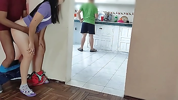 Que puta es la mujer de mi amigo, me chupa la polla mientras el esta cocinando y no puede vernos , a el le gusta ser un cornudo y su esposa como esta bien rica yo le parto el culo