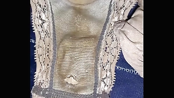 Que rico, es recién quitado, estaba mojadito y olía bien rico, me masturbe oliendolo, ahí compartí el vídeo, le heche mi lechita.