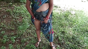 चाची को जंगल में मूतते हुए पकड़ा फिर घर आकर खूब चोदा